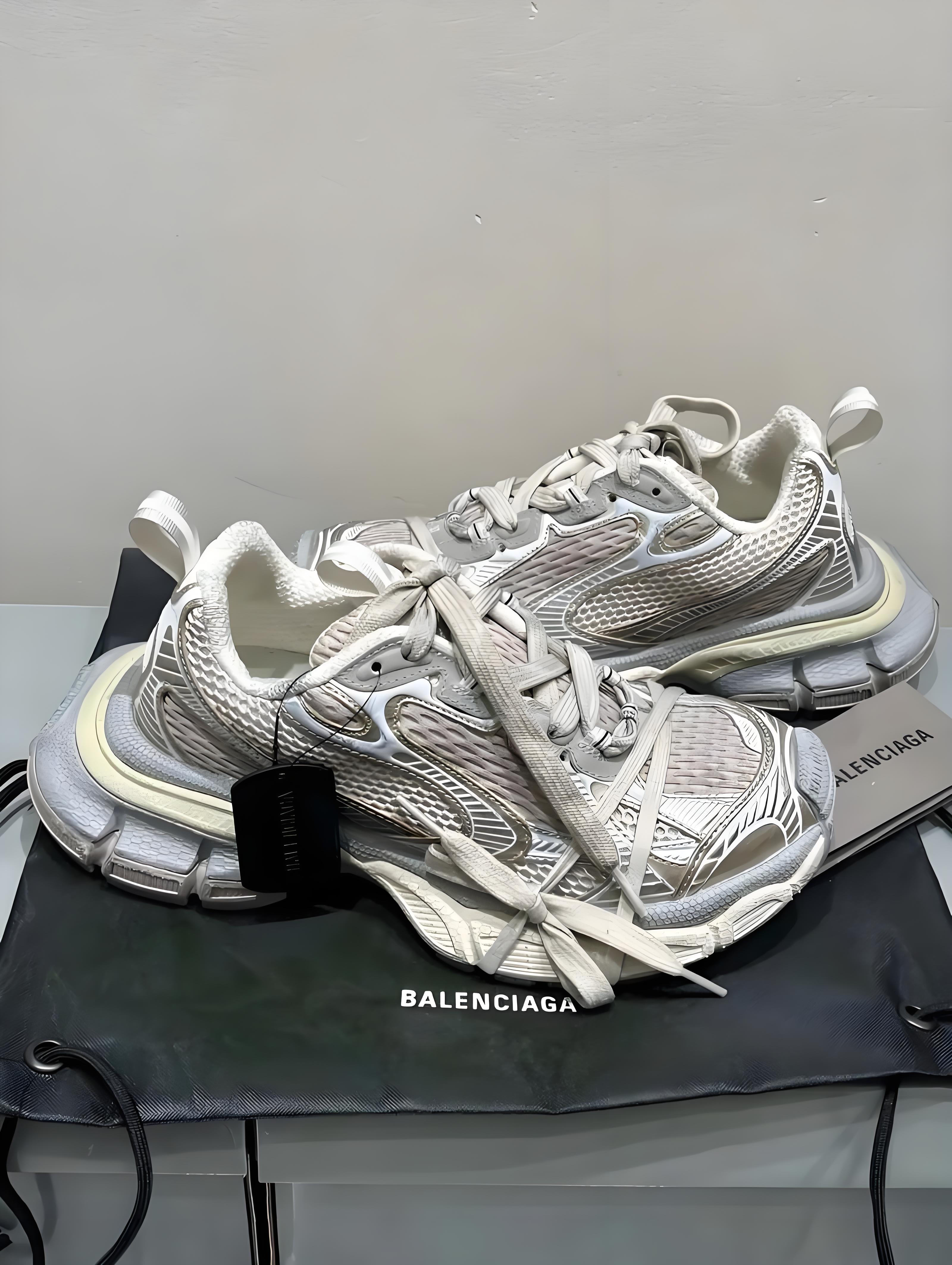 balenciaga男女鞋特色、官網資訊與 triple s 老爹鞋推薦